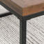 Table basse carrée fabriquée à la main avec plateau en bois récupéré, motif à chevrons, base à côtés ouverts et attrait rustique-chic.