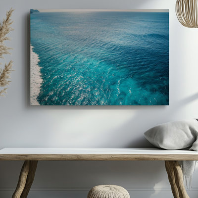Reproduction d'art sur toile, "Un paysage marin serein capturant les teintes turquoise vibrantes de l'océan" avec des vagues douces créant un motif rythmique
