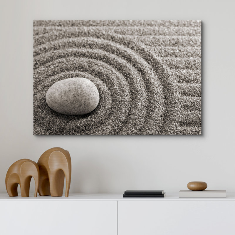 «Zen Stones Rock over a Rippled Sand Effect», reproduction de photo sur toile tendue, H 16 po x l 24 po x 1,5 po