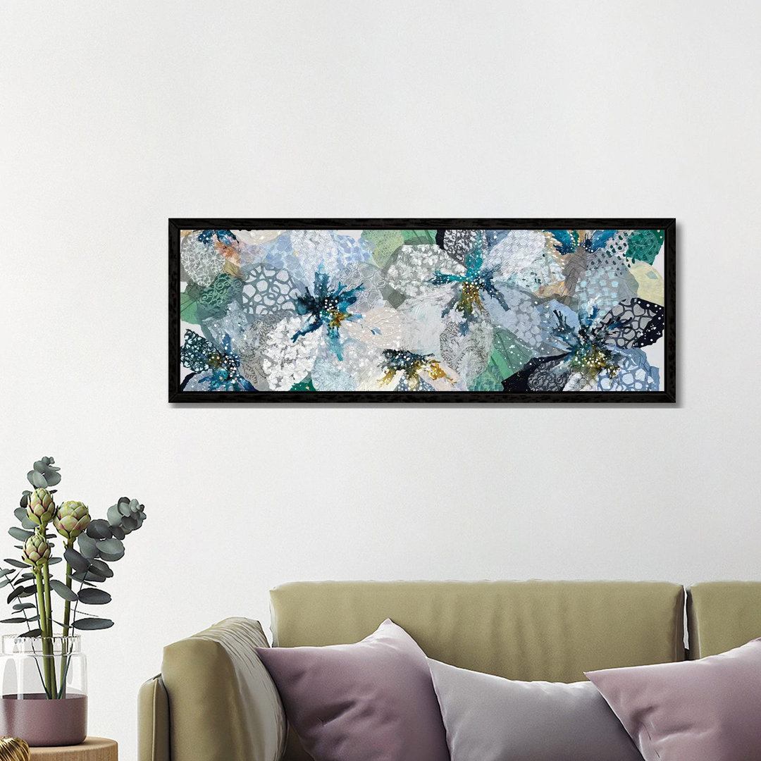 Blue Floral Symphony, Jennie's Garden von Leanne Daquino - Panoramaleinwand Giclée auf Leinwand