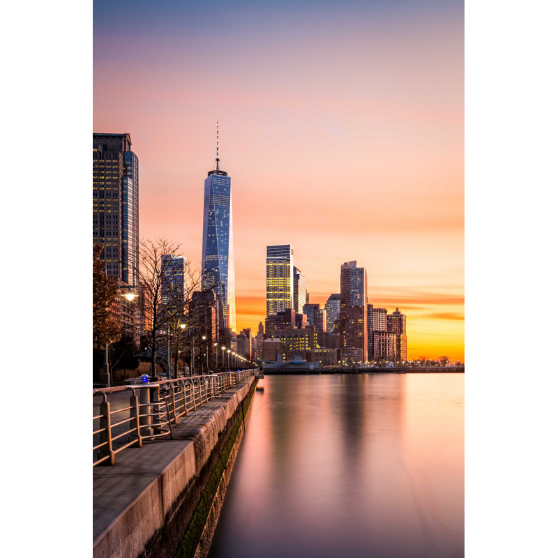 «Lower Manhattan at Sunset» par Ultima Gaina - photographie sur toile tendue, H 48 po x l 32 po