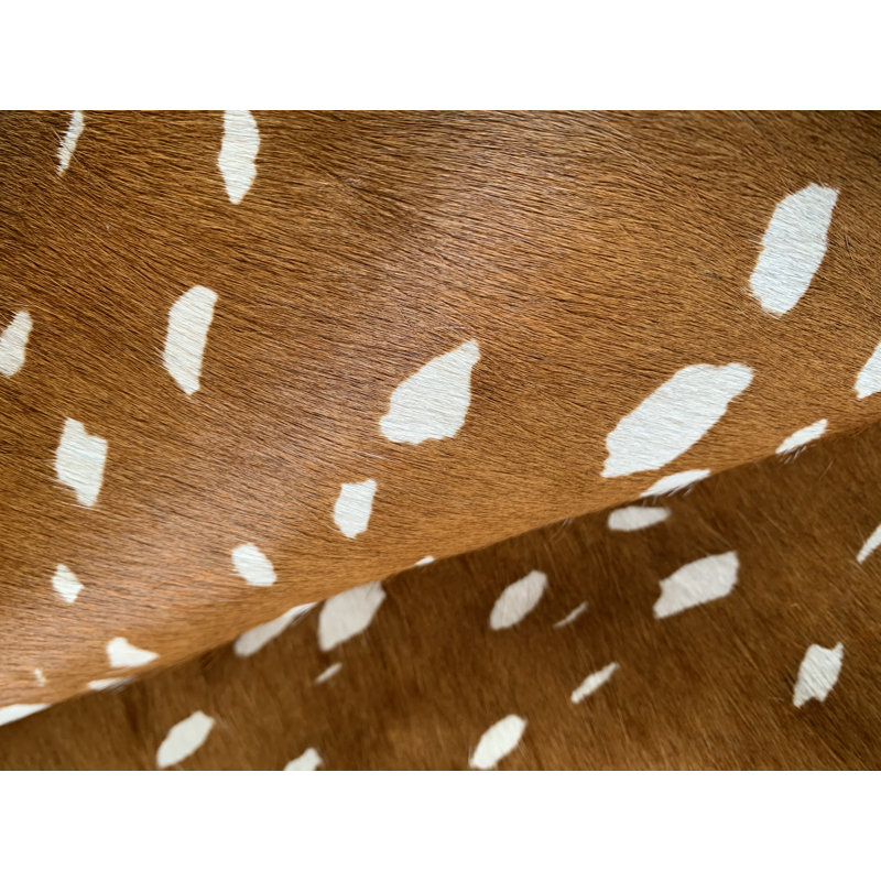Tapis brun moyen en cuir de vache imprimé à la main