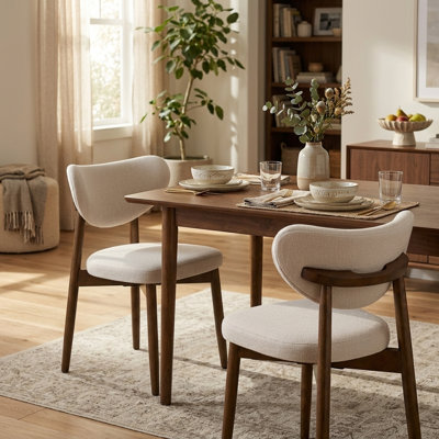 Chaise de salle à manger de style Mid-Century avec pieds en bois massif et poignée intégrée