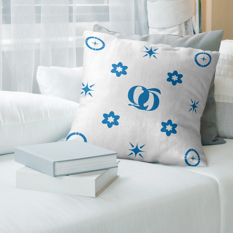 Coussin en polyester filé personnalisable 2 caractères de luxe Q Khieu Luxury, 26 po x 26 po, Brise côtière bleu et blanc