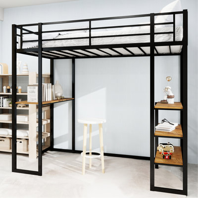 Lit en fer noir avec des escaliers des deux côtés pour la chambre à coucher simple, avec un bureau en forme de L robuste et peu encombrant.