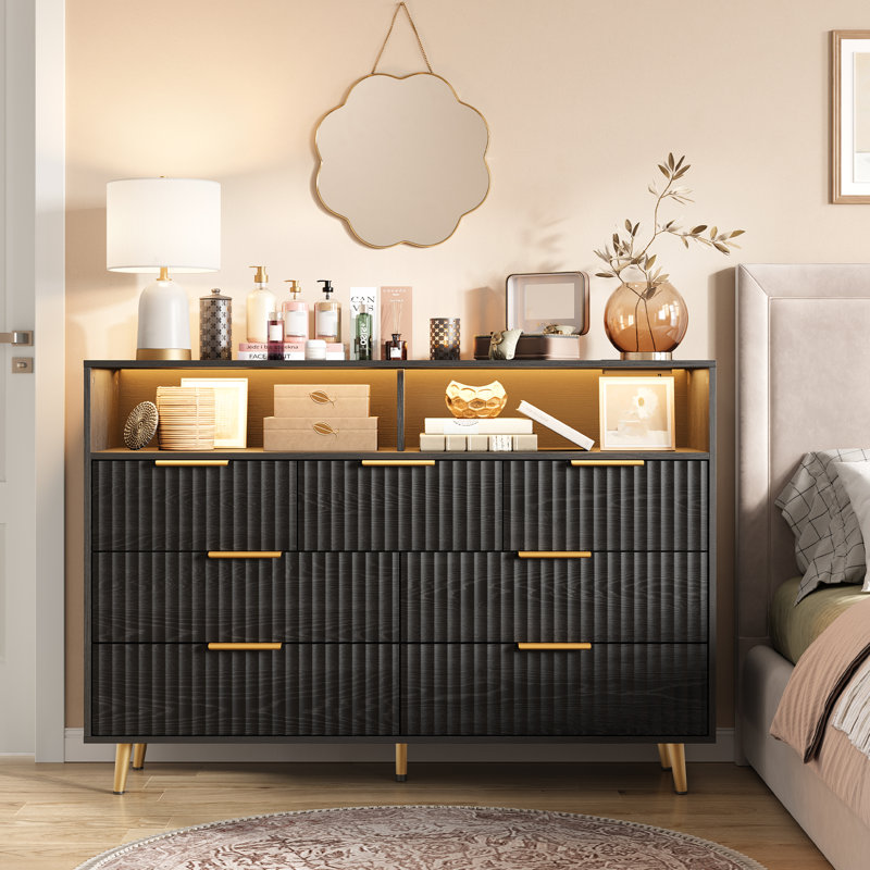 Commode moderne à 7 tiroirs avec lumière DEL et station de charge, commode large avec poignées en métal doré, tablette ouverte