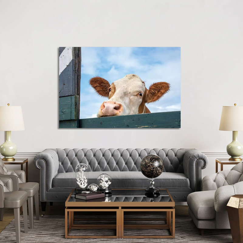 «Peeking Cow» par Clara Bastian - reproduction de photo sur toile tendue, H 12 po x l 18 po x P 1,5 po