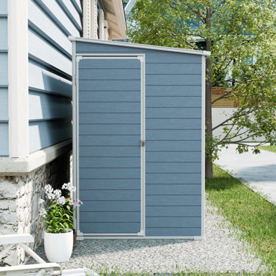 Remise de rangement extérieure 4 x 8 pi en résine grise, avec plancher, deux fenêtres, portes imperméables et verrouillables, base de plancher stable, toit incliné pour la cour de jardin exigeant de la résine avec deux fenêtres, grande