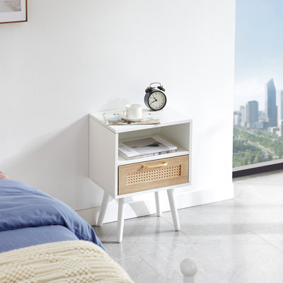 Table de chevet moderne tissée avec prise de courant, bois massif - Chambre à coucher naturelle 15,77 po. Ports et fournitures pour la table de bout. Tiroir et pieds. Apparence pour le salon, la chambre à coucher. Facile à nettoyer. Capacité de charg