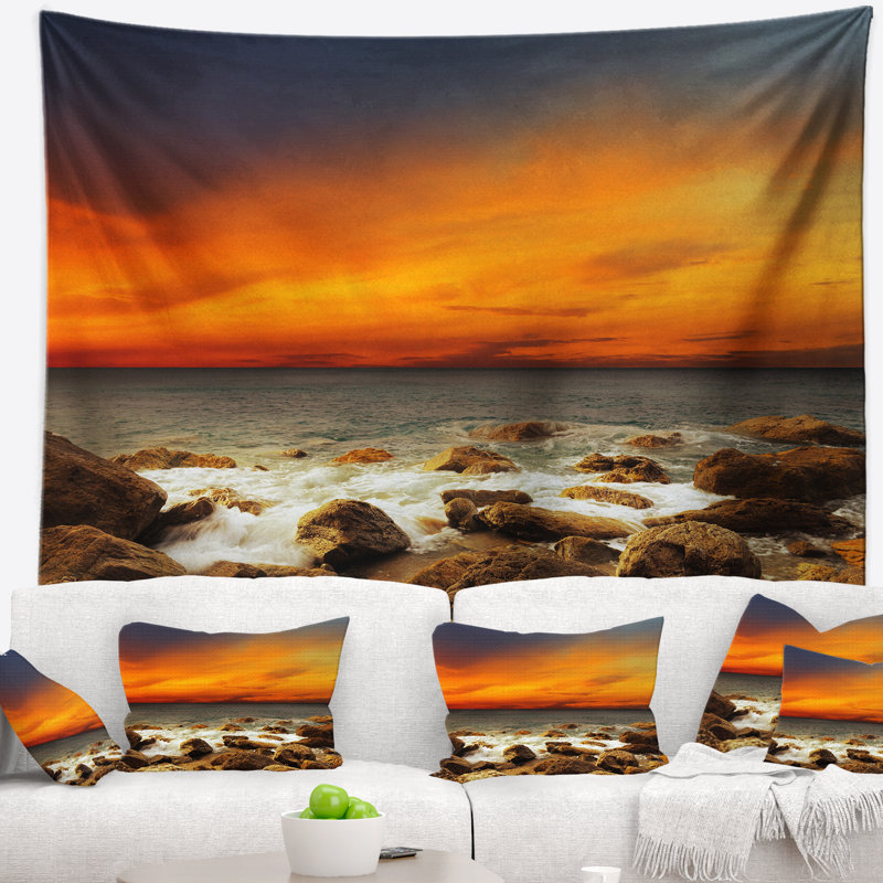 Tapisserie en polyester rouge bleu ciel au-dessus de rocky shore avec accessoires suspendus inclus, H 50 po x l 60 po