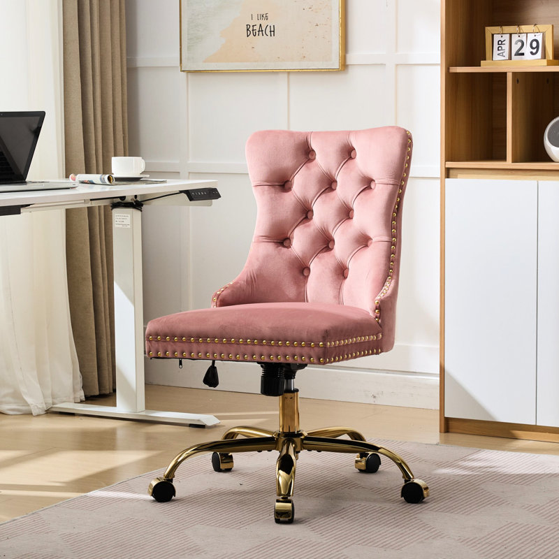 Fauteuil de bureau moderne en velours rose avec piètement en métal doré, pivotant et réglable, design capitonné, mousse à haute résilience, boutons cousus à la main, garniture décorative cloutée, revêtement pivotant, triple couche électroplaquée