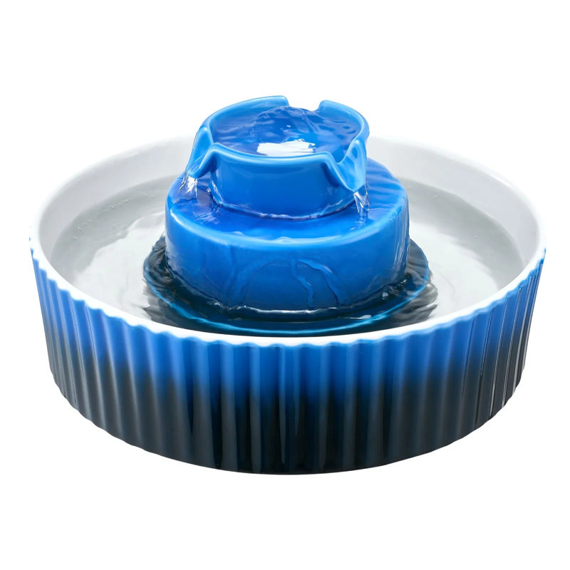 Fontaine à chat en céramique 2,1 l, distributeur d'eau pour animal de compagnie en forme de petit gâteau avec pompe ultra-silencieuse, zone de boisson à 360 ° et filtration multicouche pour chats et chiens