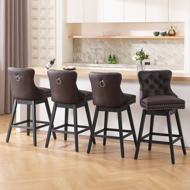 Ensemble de 4 tabourets de bar pivotants, tabourets de bar en cuir de polyuréthane avec devant capitonné à boutons et anneaux rétractables, tabourets de comptoir de 26 po avec pieds en bois massif pour îlot de cuisine, brun