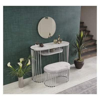 Pouf ovale Garry avec pattes en métal chromé et revêtement en chenille beige