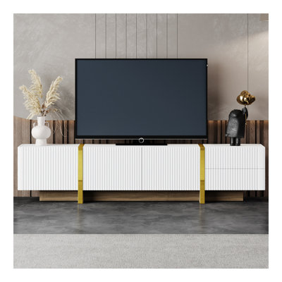 Meuble télé de luxe cannelé pour téléviseur de 80 po ou moins, centre de divertissement moderne avec armoires et tiroirs de rangement, console média lisse avec pieds en grain de bois doré pour le salon, blanc