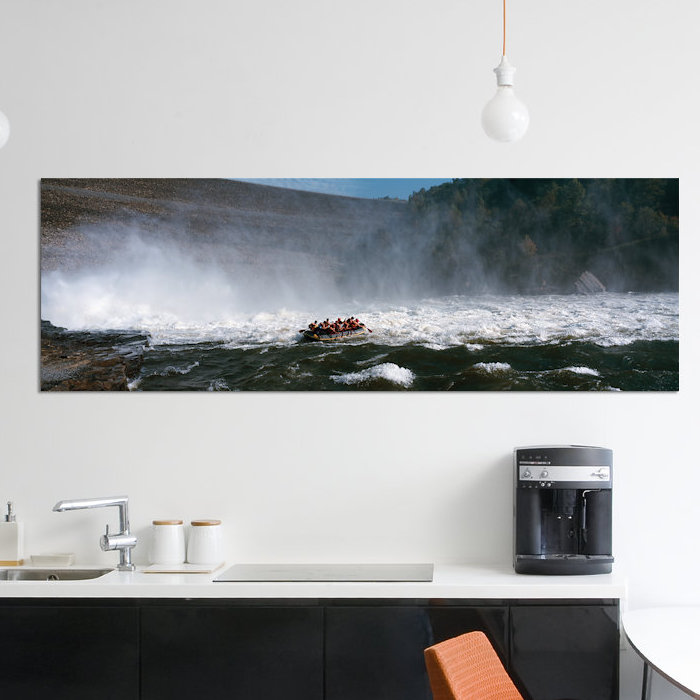 « group of people rafting », reproduction de photo sur toile, H 20 po x l 60 po x P 1,5 po, Toile tendue
