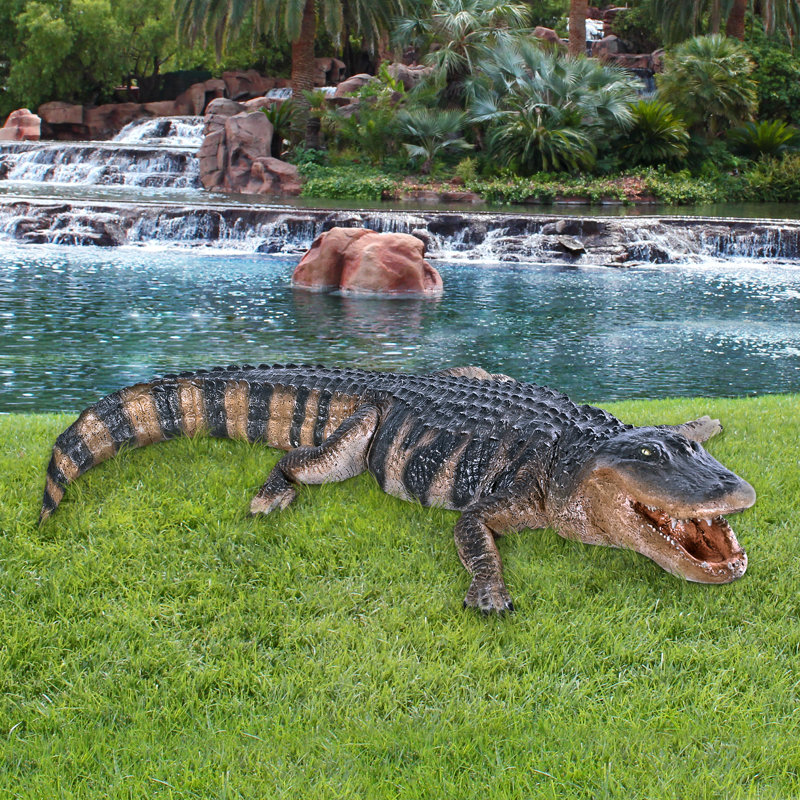 Statue de jardin alligator prédateur