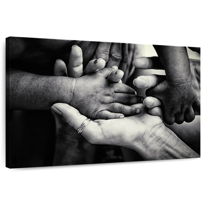 Leisha Family Hands BW, H 16 po x l 24 po