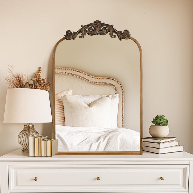 Miroir mural rétro doré 24 po x 36 po, cadre en laiton orné de style baroque antique, conception arquée pour la salle de bain, le salon, le foyer et le vestibule