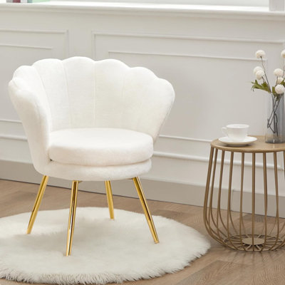Élégante chaise d'appoint en fausse fourrure blanche avec pieds dorés, peu encombrante pour le salon et la chambre à coucher