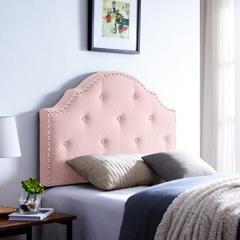 Tête de lit simple Blush avec coutures à boutons fascinantes et garniture cloutée attrayante recouverte de rosé