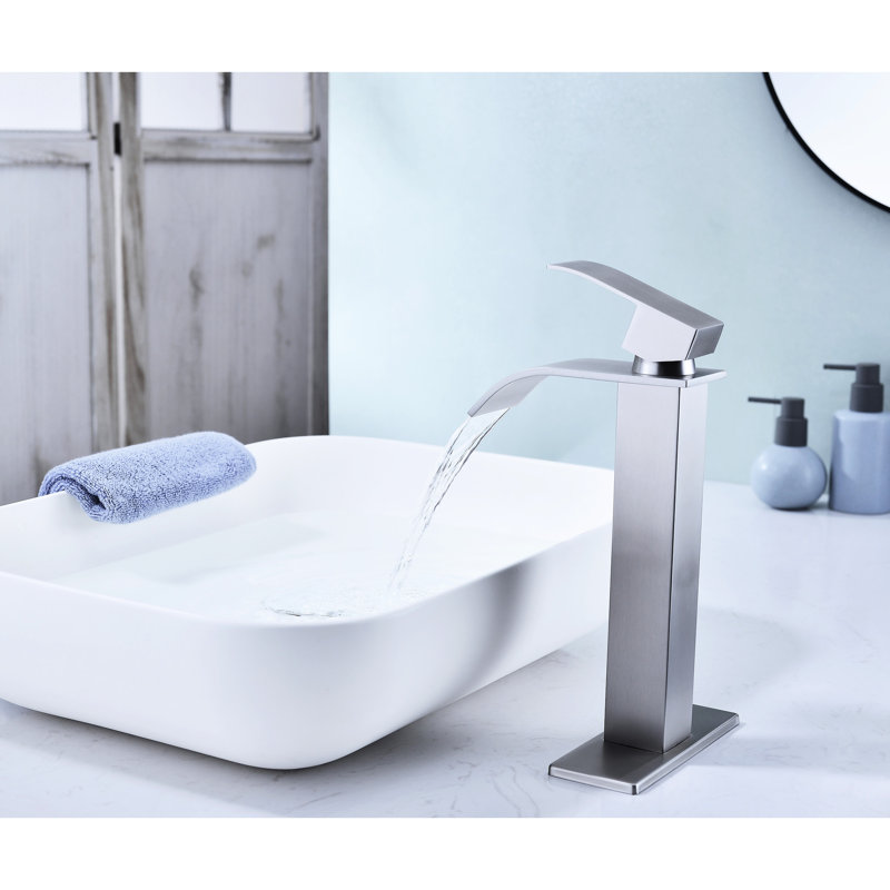 Robinet pour salle de bain à poignée simple avec drain escamotable Waterfall