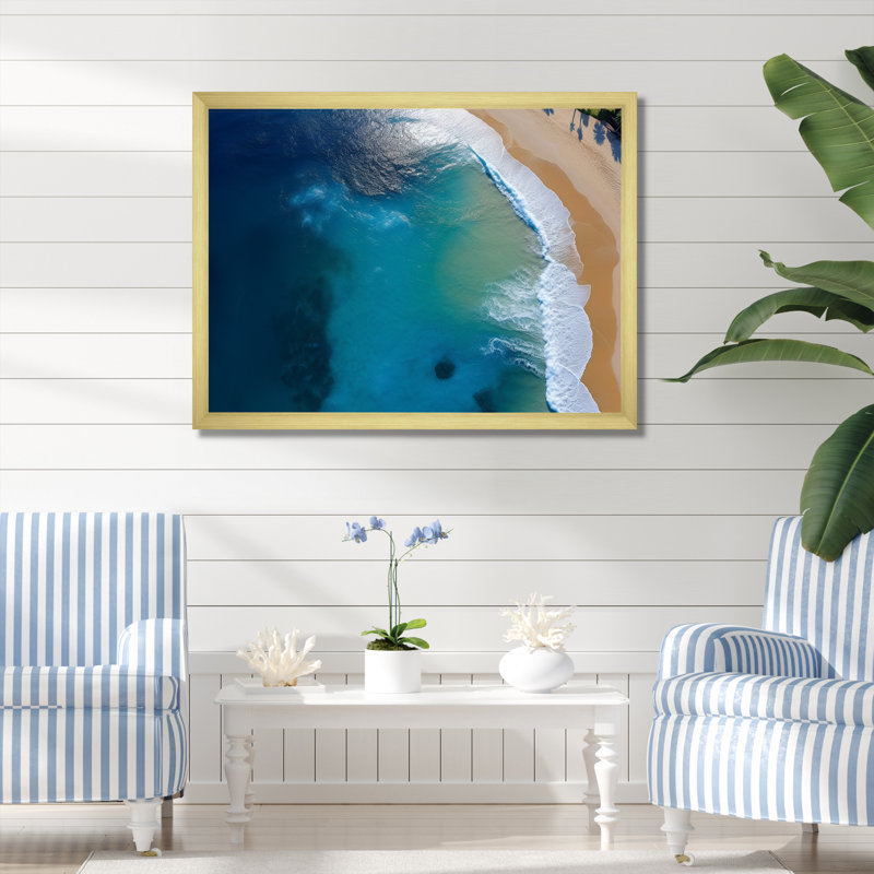 Vue aérienne de la plage côtière I - plage, art mural, Cadre doré à coins fermés, H 34 po x l 44 po x P 1,5 po
