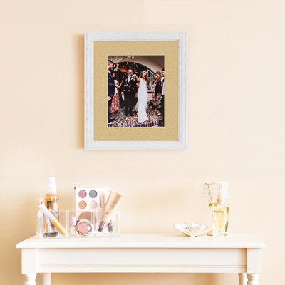 Cadre photo Arttoframes blanc cassé délavé sur bois de frêne avec passe-partout simple disponible en plus de 60 couleurs avec ou sans photos