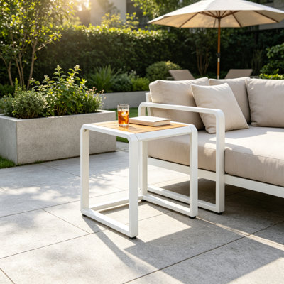 Table d'appoint d'extérieur avec plateau en bois de teck, table d'appoint pour cadre en métal blanc, capacité de 120 lb pour le patio, le porche, le bord de la piscine et le salon
