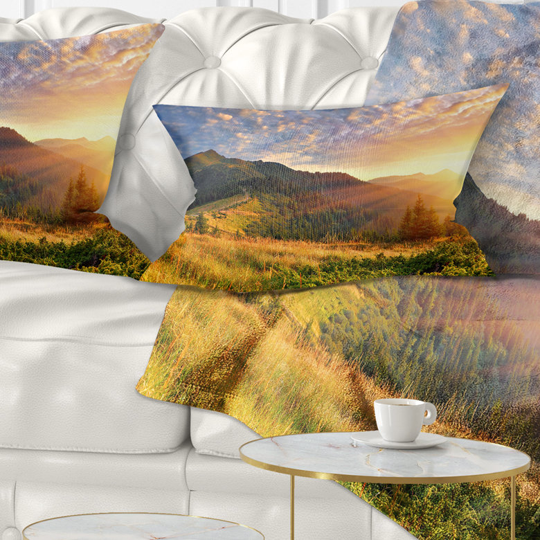 Coussin lombaire de l’oreiller sous les nuages épais paysager