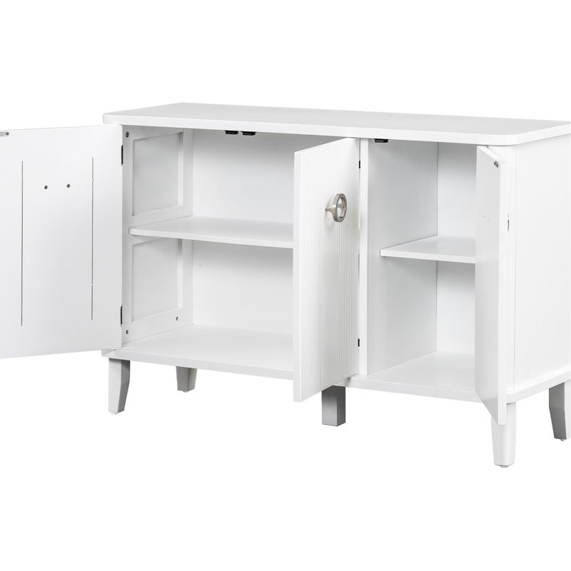 Simple armoire blanche avec portes solides, grand rangement pour le couloir et l'entrée à trois portes - rangement, finition stable
