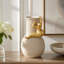Vase d'appoint avec figurine dorée abstraite-361706803