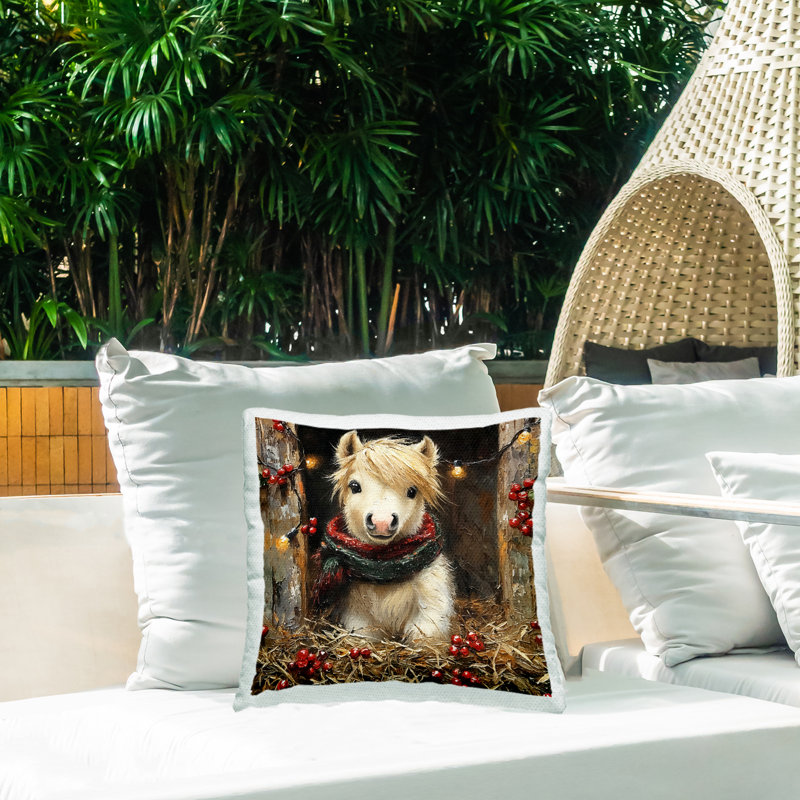 Coussin d'extérieur imprimé cheval et houx et lumières par Riley B