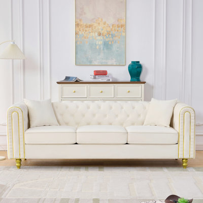 Canapé 3 places beige 86 po moderne en velours avec accoudoirs roulés, pieds dorés, capitonnage à boutons, rembourrage en mousse, structure en pin, style européen pour salon principal.