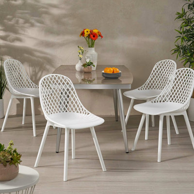 Ensemble de 4 chaises Lily en polypropylène blanc pour l'extérieur, résistantes aux intempéries - 45,7 cm de profondeur, 54,6 cm de largeur, 84,3 cm de hauteur, 4,4 kg, motif épuré, pour salle à manger d'extérieur.