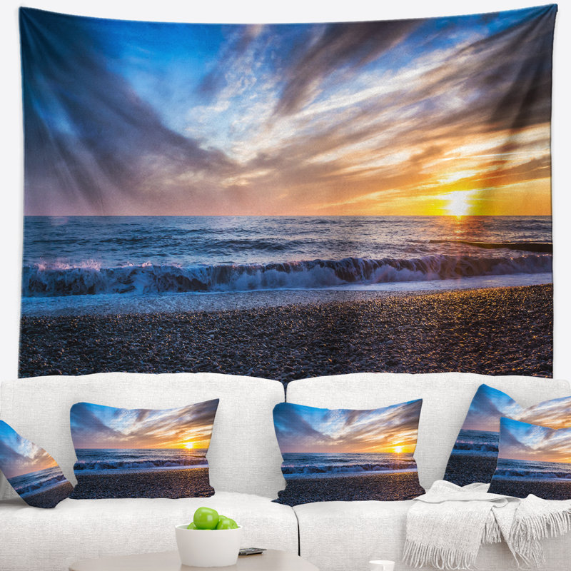 Plage, ciel nuageux avec tapisserie jaune soleil éclatant, H 50 po x l 60 po