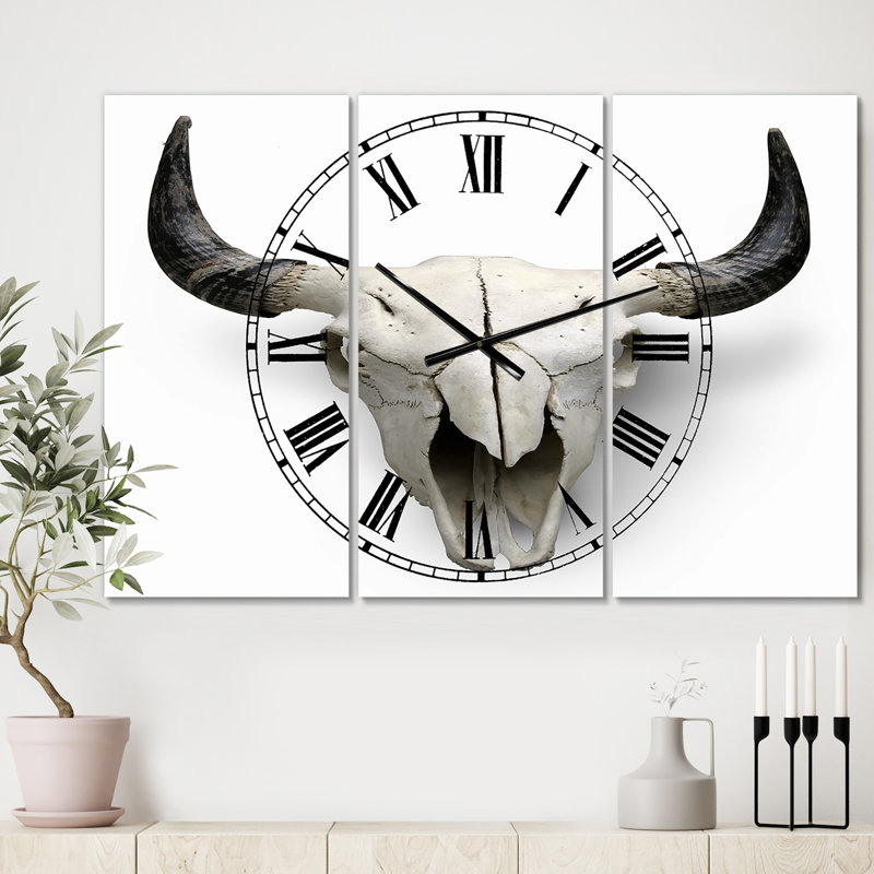 Horloge murale sur fond blanc