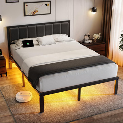 Cadre de lit plateforme en métal Queen avec lumières DEL, station de chargement USB et tête de lit rembourrée