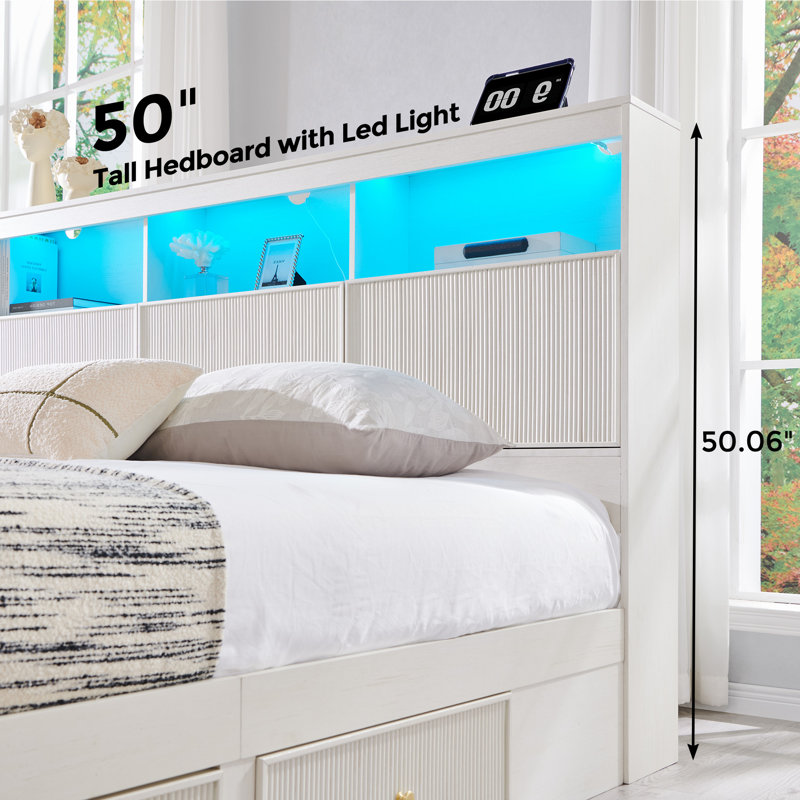  Structure de lit avec tête de lit avec rangement, station de charge avec lumières DEL / tête de rangement, base de lit moderne à 4 tiroirs avec lit en bois cannelé de très grande taille