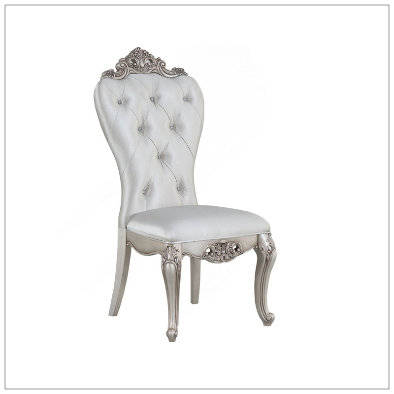 Chaises d'appoint capitonnées crème et ivoire dorées (ensemble de 2) avec capitonnage à boutons en cristal, parfait pour un repas élégant