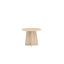 Ensemble de tables basses gigognes de style rétro avec base croisée, hauteurs optimisées pour un canapé, conception peu encombrante et finition en grain de bois réaliste.-130632611