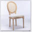 Chaise avec cadre en bois massif de style français avec peinture antique, tissu en lin et dossier en rotin pour une assise élégante