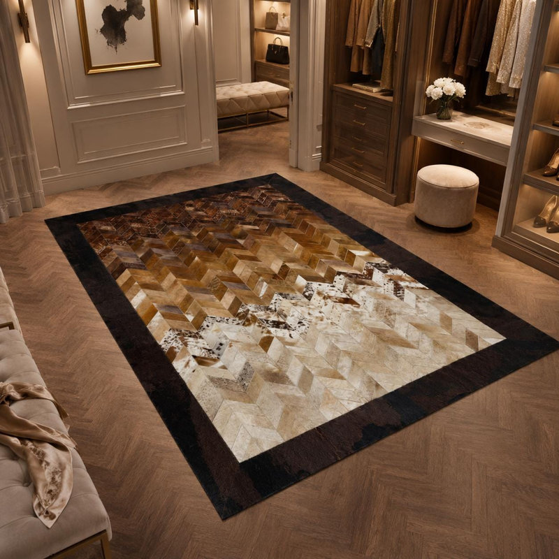 Tapis en cuir de vache dégradé fait à la main avec motif de chevrons en cuir de vache, 8 x 10 pi