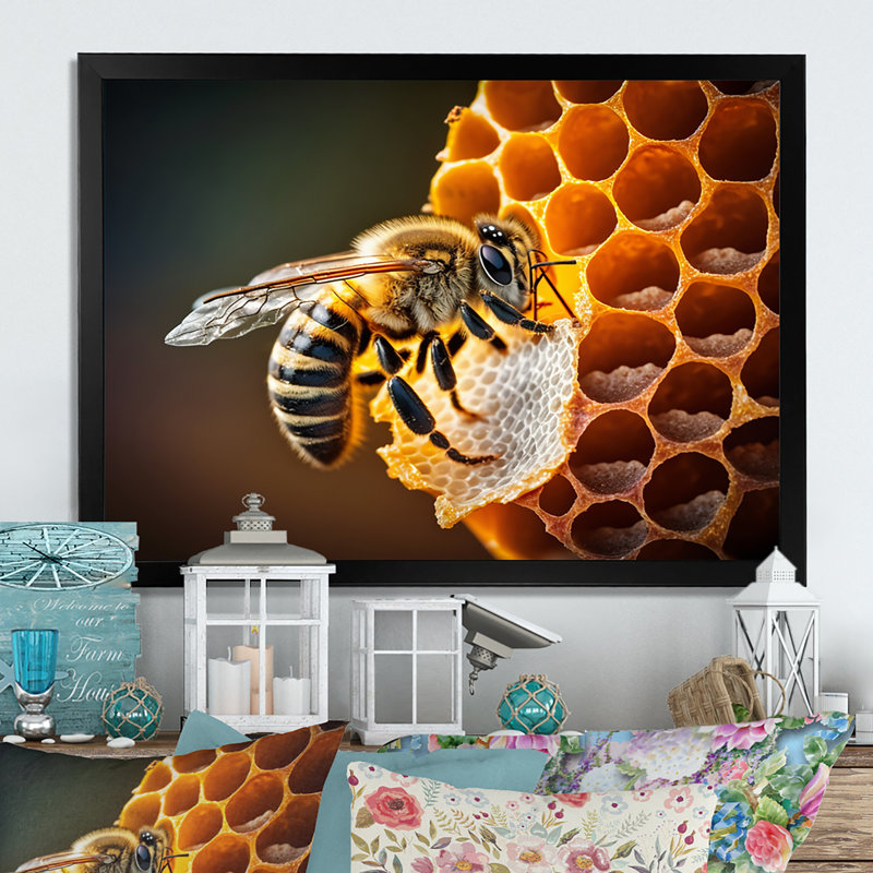 «Bee Flying I», art mural sur toile, Cadre d'angle fermé noir, L 20 po x H 12 po