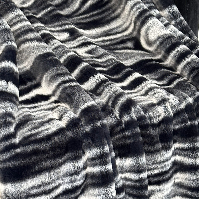 Couverture en fausse fourrure, L 102 po x L 116 po, Noir / blanc