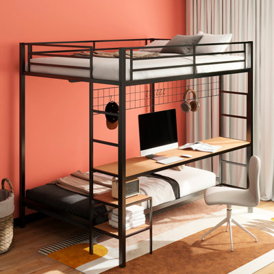 Lit superposé double au-dessus d'un lit simple en métal noir mat, revêtement en filet, garde-corps et bureau en placage d'apparence en bois pour lit de chambre à coucher