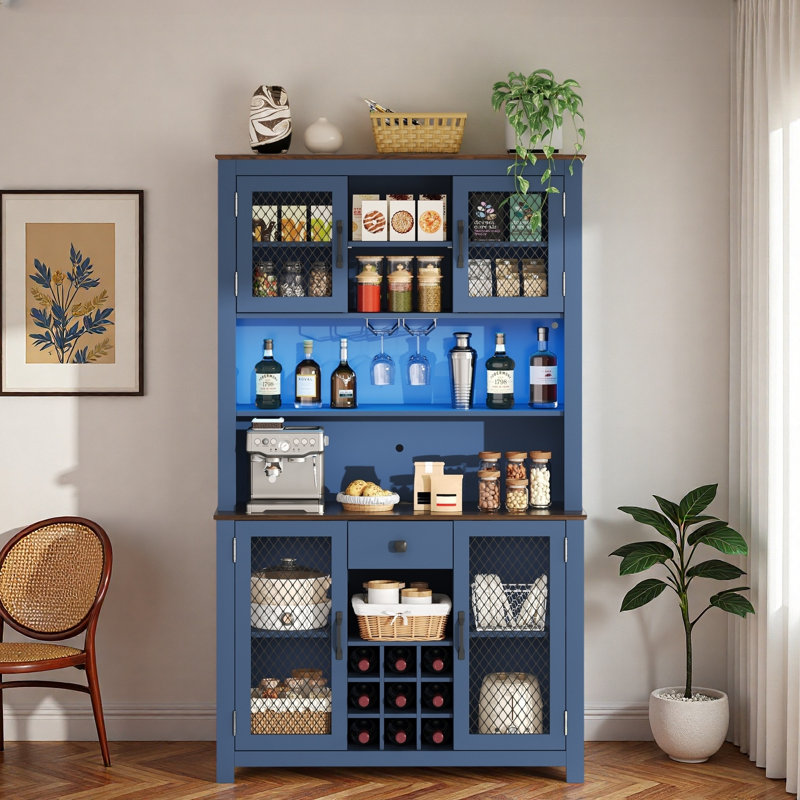 Garde-manger avec porte-verres en métal, porte-bouteilles de vin, tablettes ouvertes, station de charge intégrée et bande lumineuse à DEL