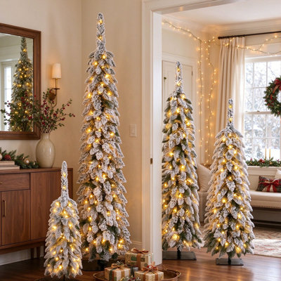 Ensemble de 4 sapins de Noël fins pré-floqués, de 90 cm à 180 cm, saupoudrés de neige, avec lumières blanc chaud et supports. Décoration de Noël peu encombrante pour les petits espaces, les coins, les entrées et les appartements.