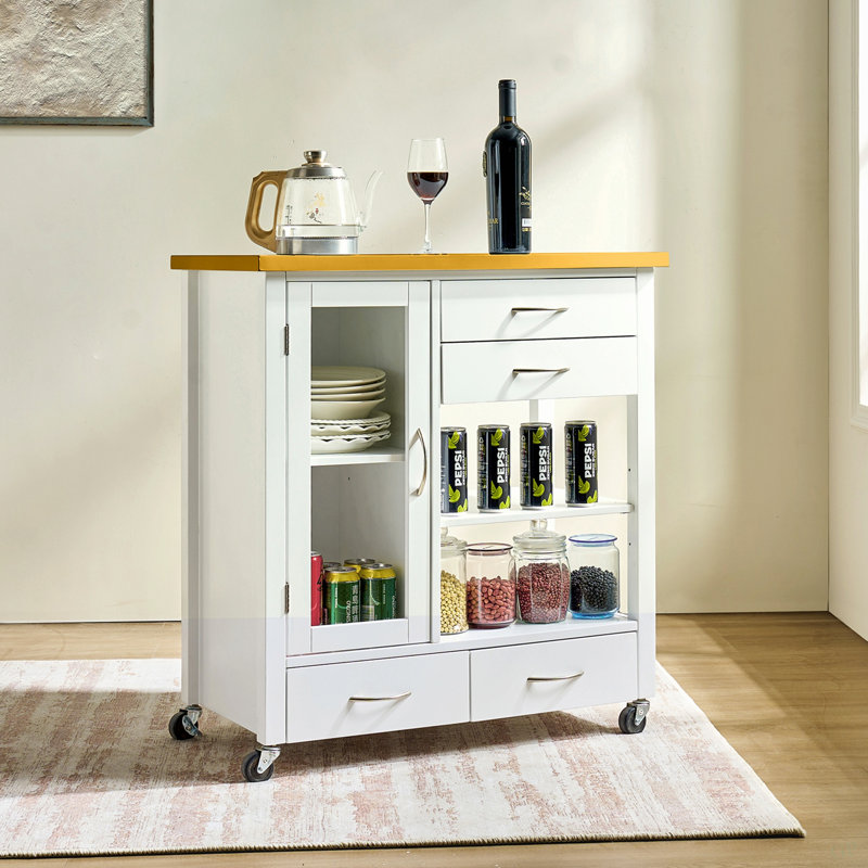 Îlot de cuisine blanc avec finition en bois de noyer, tiroirs latéraux à roulettes et tablettes ouvertes pour le service de vaisselle