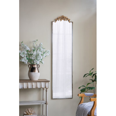 Grand miroir rectangulaire 18,1 x 1,6 x 70,9 po avec cadre ivoire vieilli et couronne florale dorée